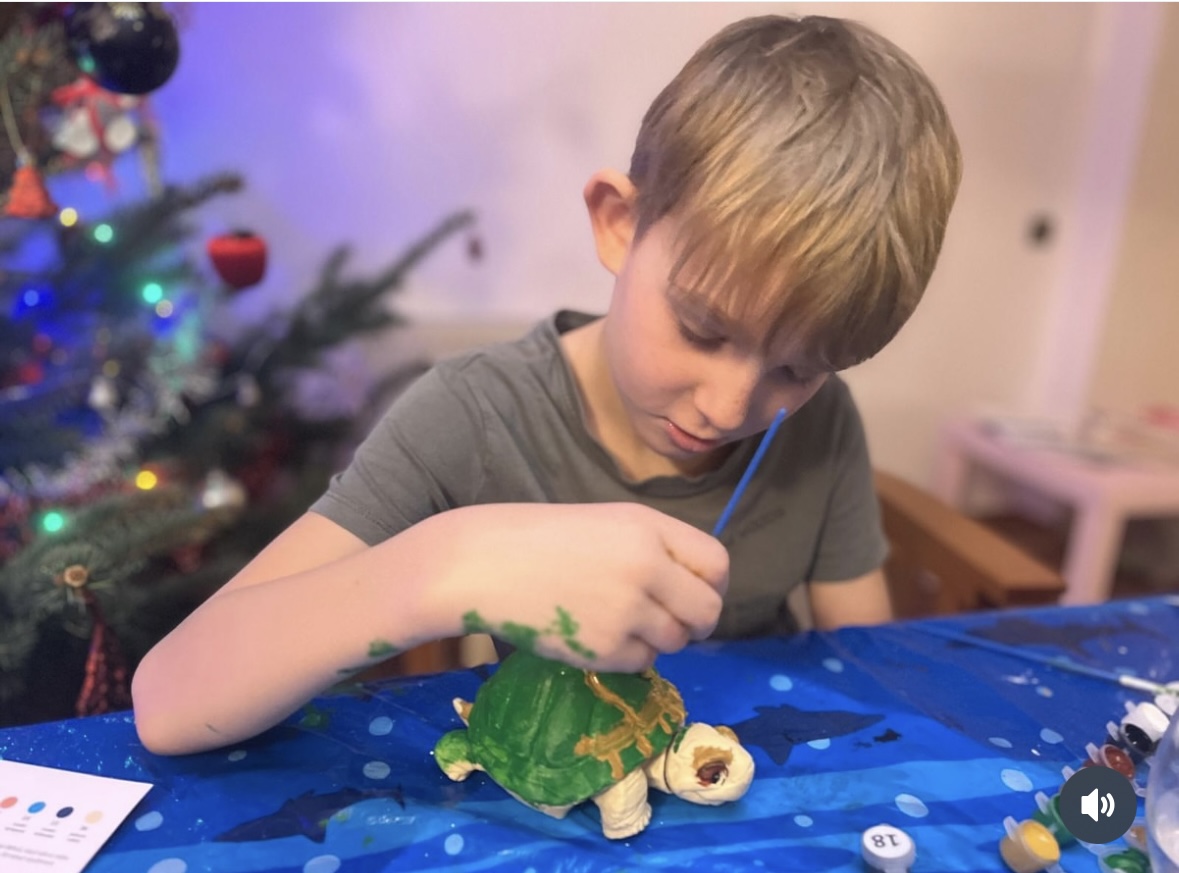 Dieťa maluje korytnačku z kreatívnej sady Maluj3D