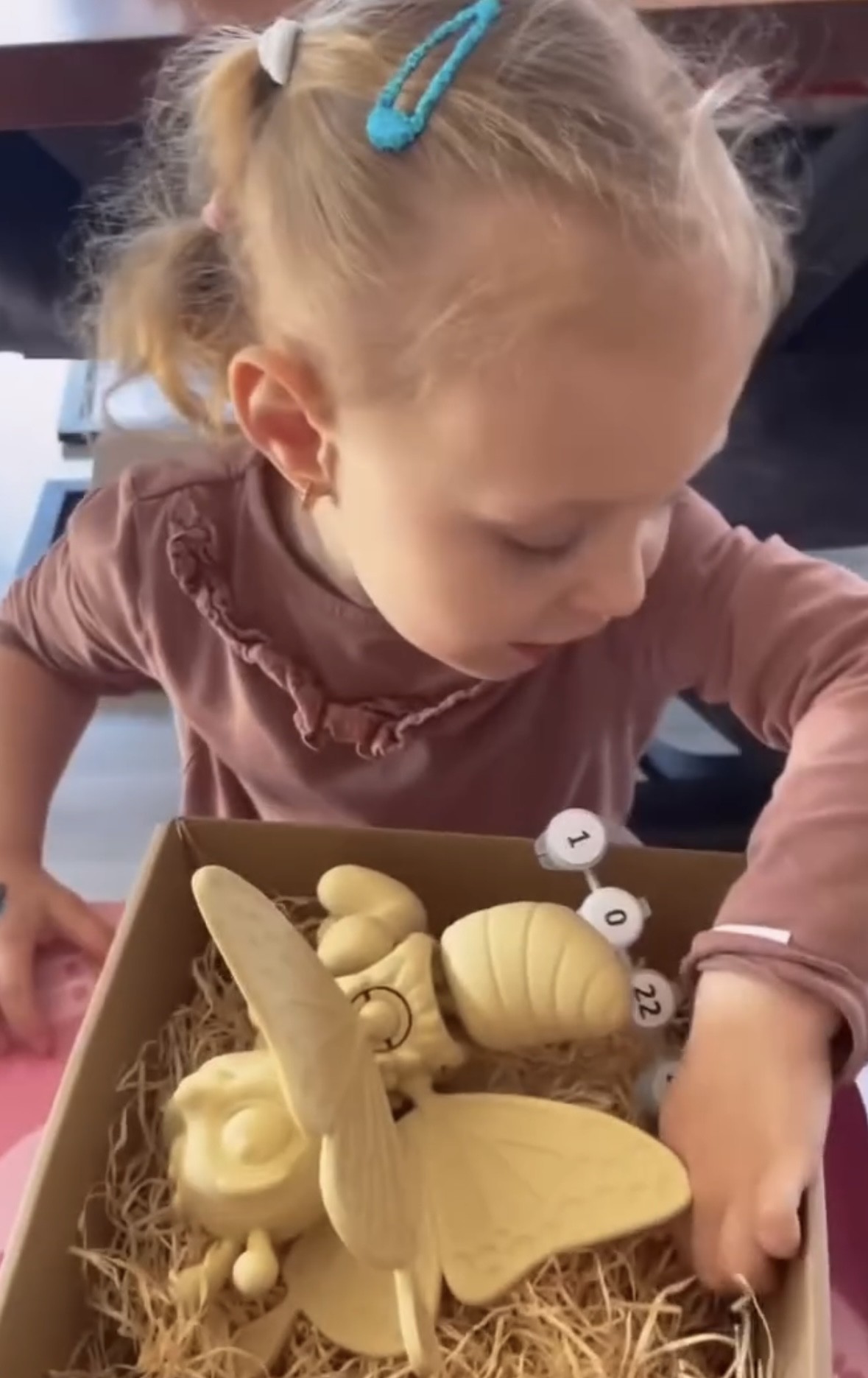 Dievčatko rozbaľuje kreatívnu sadu Maluj3D
