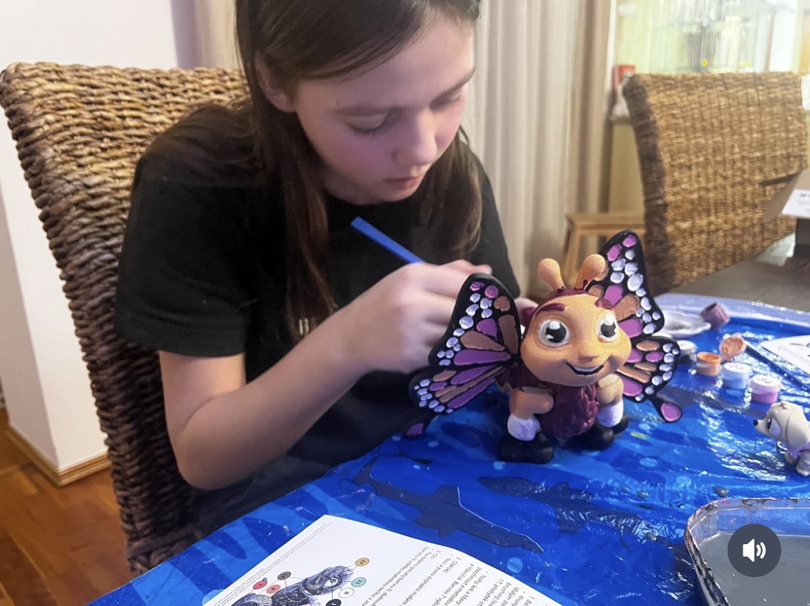 Staršie dieťa maluje figúrku z kreatívnej sady Maluj3D